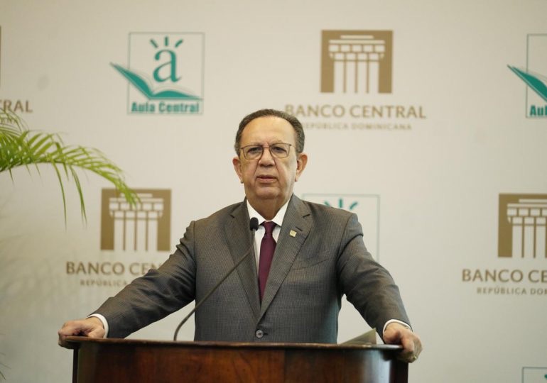 BCRD concluye su XI Diplomado interno de economía y finanzas para personal de la institución 1 img 8028 1