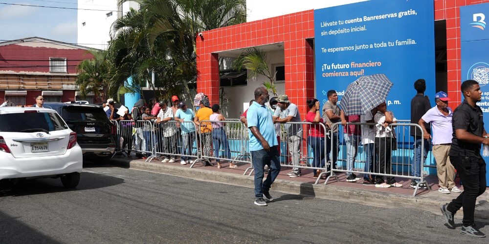 Cientos de personas llegan al Club Los Mina para jornada de bancarización de Banreservas 1 img 8031 1