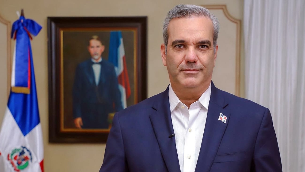 Abinader dona los más de RD$6 millones que debió ganar en un año a causas sociales