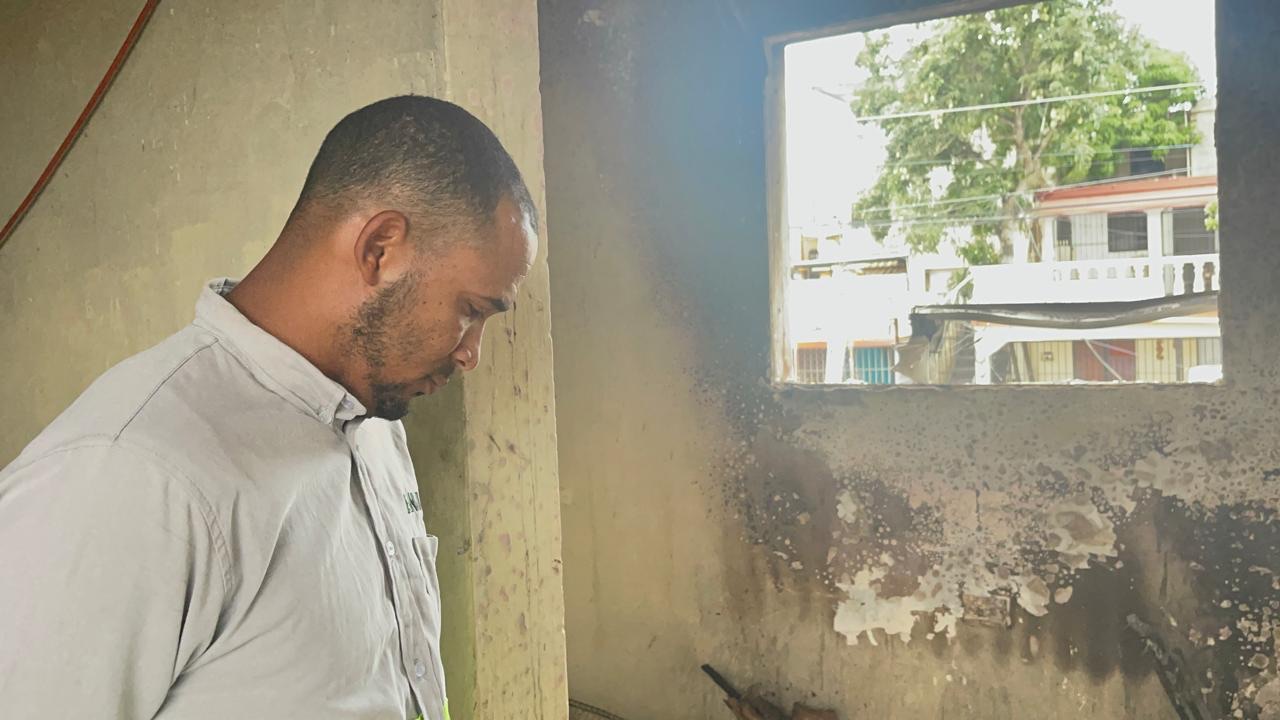 Dos niños resultan con quemaduras tras incendiarse su vivienda en Santiago