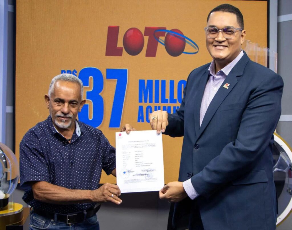 Juan Viterbo Sosa Hernández de Sabana de la Mar recibe certificado por 37 millones de pesos tras ganar el Loto de Leidsa 2 img 8157 1