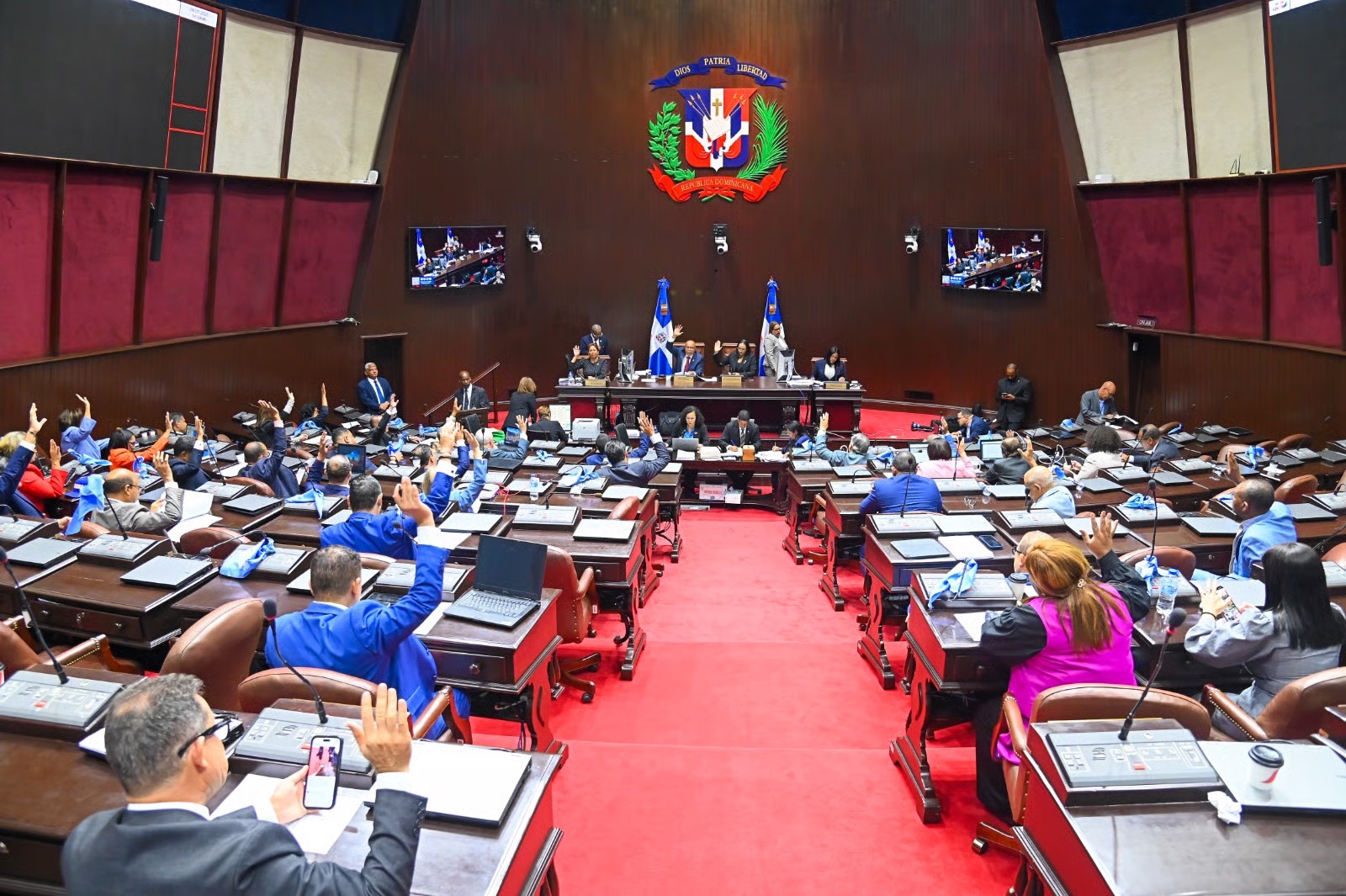 Diputados prueban proyecto que busca reducir a seis meses pasantía de médicos