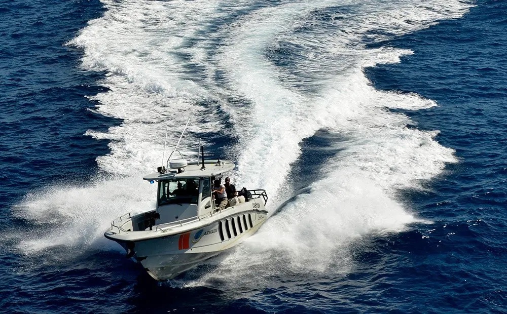 Rescatan a 17 personas tras naufragio de yola frente a Playa Juanillo en Verón 1 img 8415