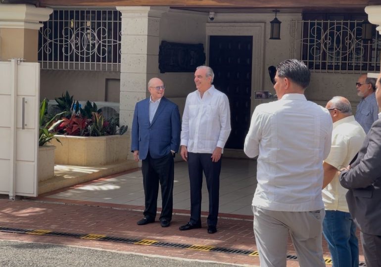 Presidente Abinader llega a residencia de Hipólito para tratar crisis haitiana 1 img 8422 1