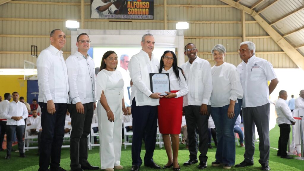 Abinader celebra su cumpleaños entregando 1,800 títulos de propiedad en Quisqueya 2 img 8478