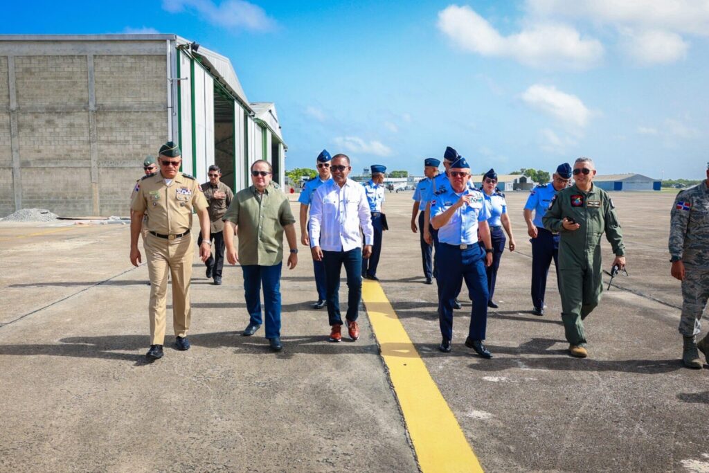 Autoridades supervisan trabajos de intervención a pista de aterrizaje de la FARD 1 img 8620 1