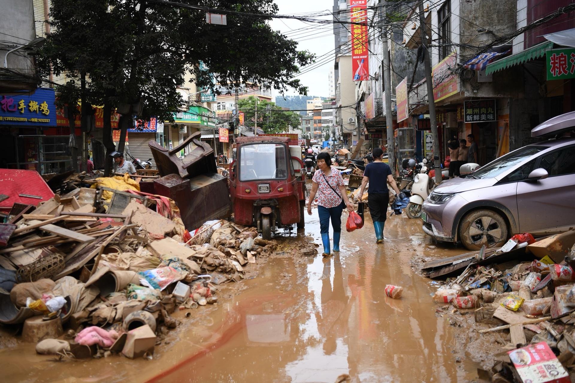 Inundaciones en centro y sur de China dejan al menos 3 muertos y más de 300.000 afectados