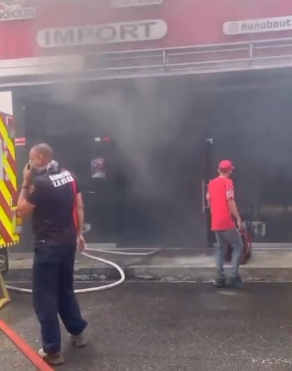 Incendio destruye tienda y afecta varios negocios en el centro de La Vega 1 img 8665 1