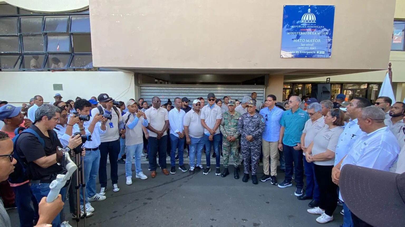Víctor D’ Aza encabeza operativo de mantenimiento de caminos vecinales y eliminación de vertederos en Hato Mayor