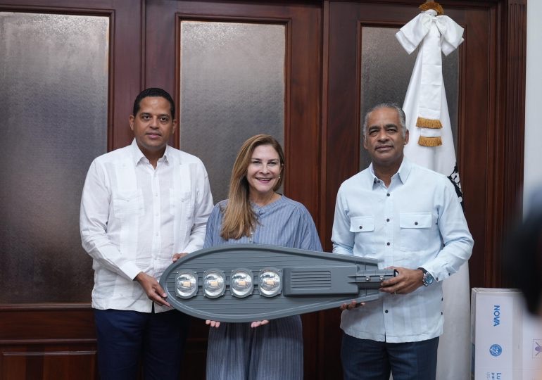 Energía y Minas dona 1,000 lámparas para reforzar alumbrado público de la capital 1 img 9199 1