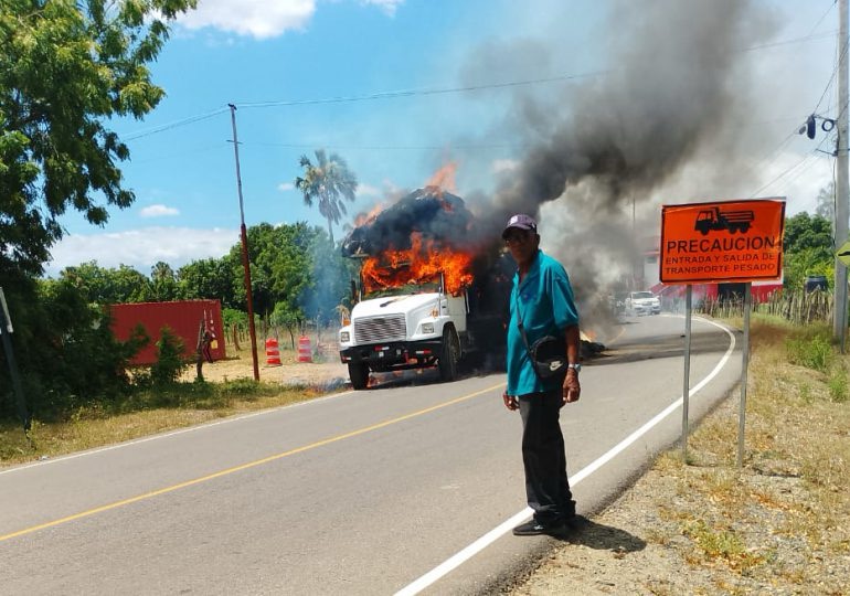 Incendio destruye camión cargado de pacas de hiervas en Santiago Rodríguez 1 img 9266 1