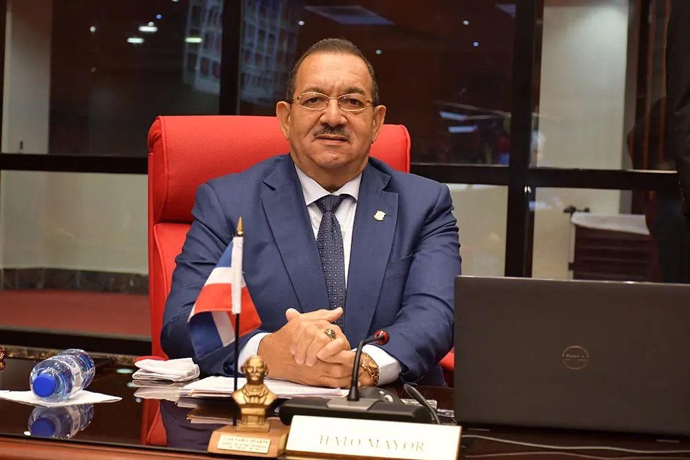 Senador Castillo gestiona electrificación, asfaltado y local para la JCE en El Valle 2 img 9385