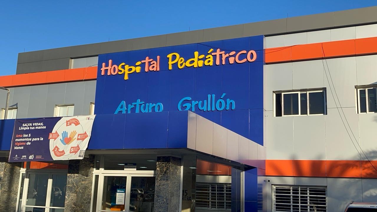 Pareja de esposos y dos niños resultan gravemente quemados en incendio