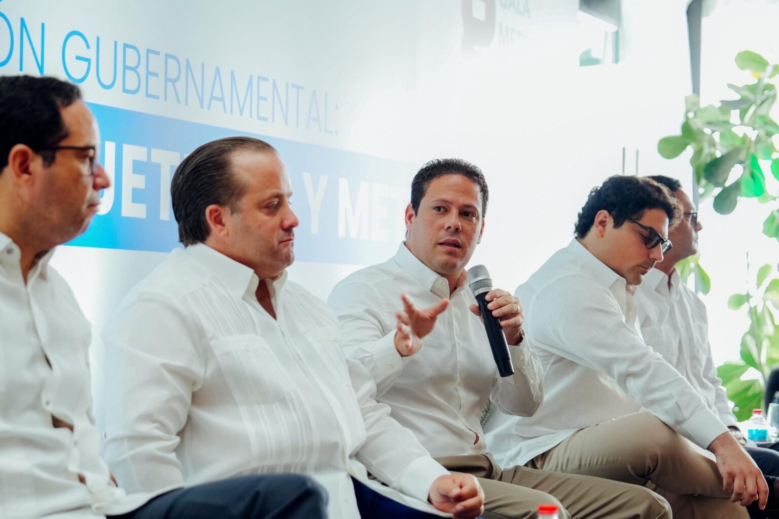 Bonilla destaca construcción de miles de viviendas y decenas de hospitales en Foro Business 2025