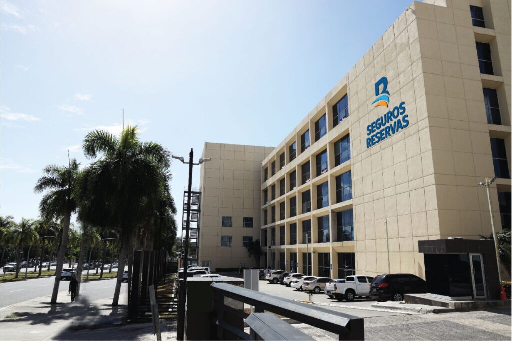 Por cuarto año AM BEST confirma calificación con perspectiva estable a Seguros Reservas 1 img 9694