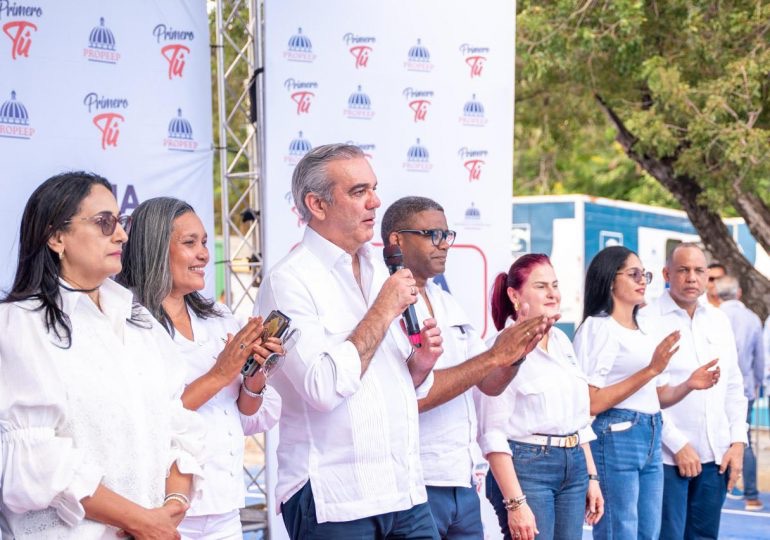 Abinader reafirma en Azua su compromiso con los más pobres del país 1 img 9754
