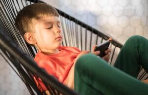 Aumentan las consultas por problemas cervicales en niños debido al uso excesivo de celulares 1 img 9850