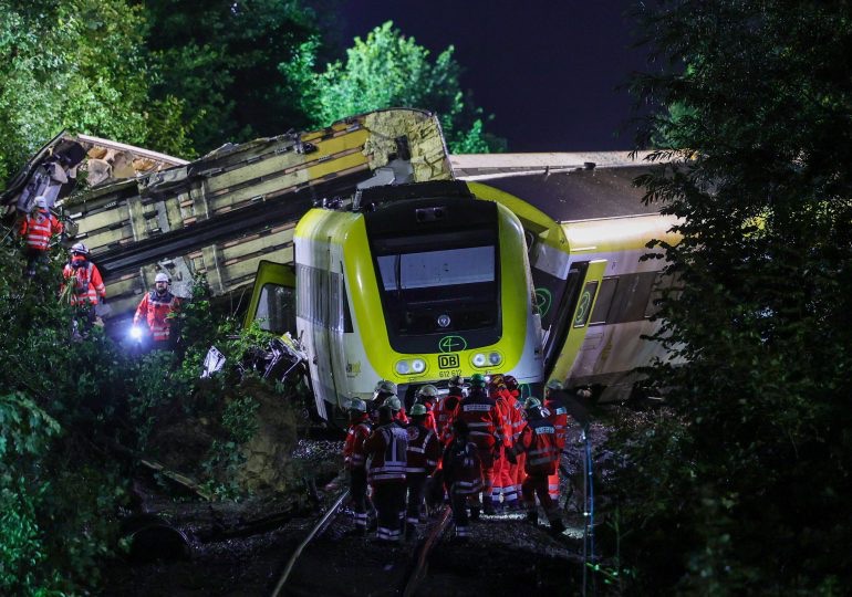 Policía confirma tres muertos y varios heridos graves en accidente de tren de en Alemania