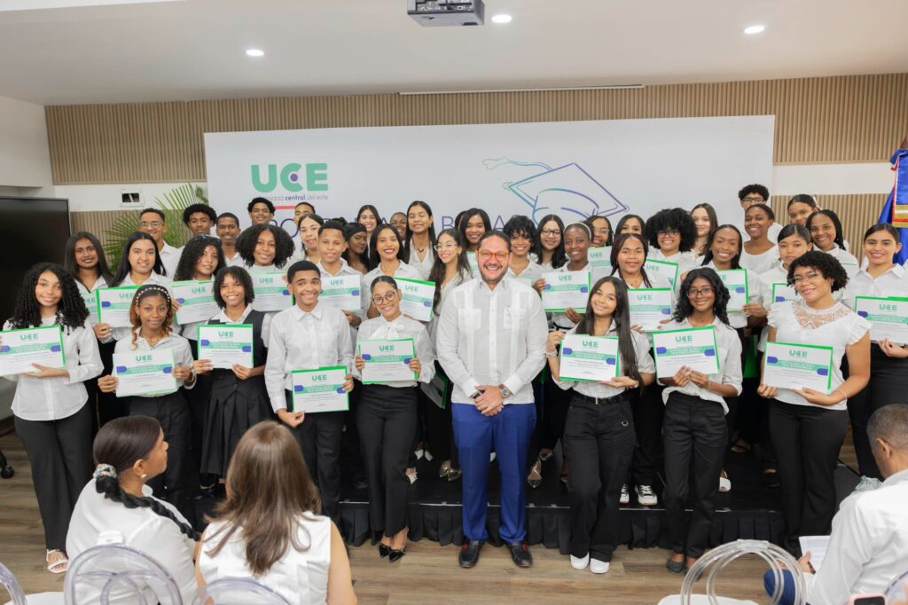 La UCE entrega 50 becas completas a jóvenes de excelencia académica 5 ffd51358 324c 438b 8aee d248ed801a7f