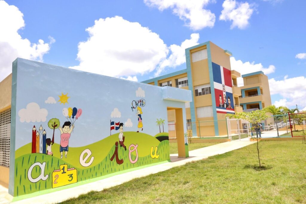 Abinader inaugura escuelas en La Altagracia con capacidad para 1,600 estudiantes 1 img 0196