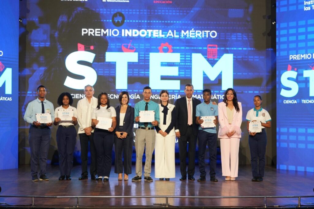 500 estudiantes reciben becas del INDOTEL en premiación STEM 1 img 0208