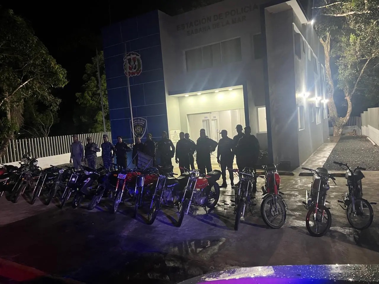 Policía retiene más de 24 motores en Sabana de la Mar tras mesa de seguridad ciudadana