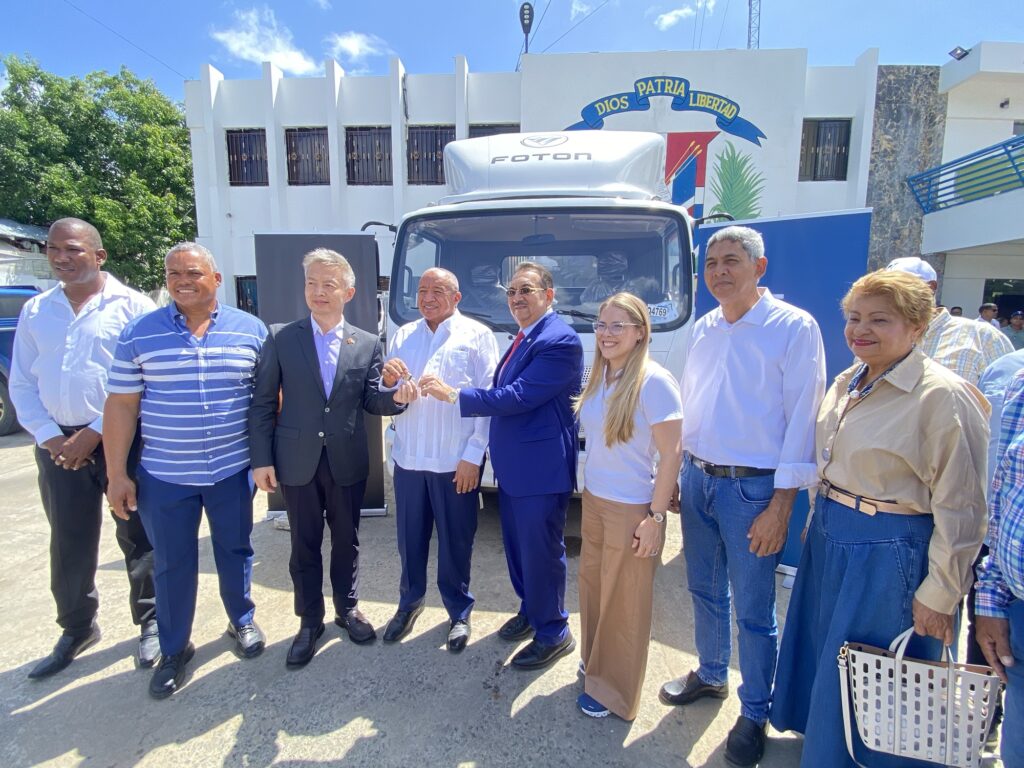 Embajada de China dona camión compactador a la alcaldía de Hato Mayor del Rey, tras gestión del senador Cristóbal Castillo 2 img 0277
