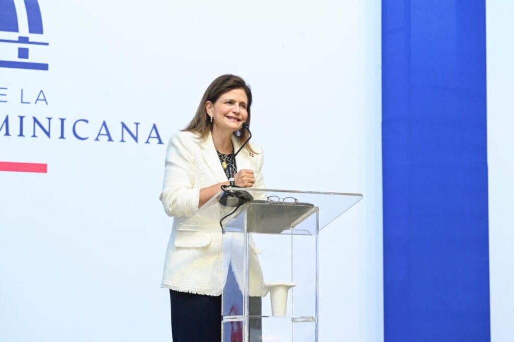 Vicepresidenta dicta conferencia en SPM sobre importancia de las zonas francas 1 img 0310