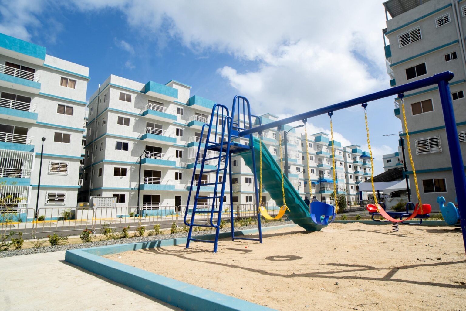 Abinader entrega 140 apartamentos y 30 Bono Mujer en Manoguayabo