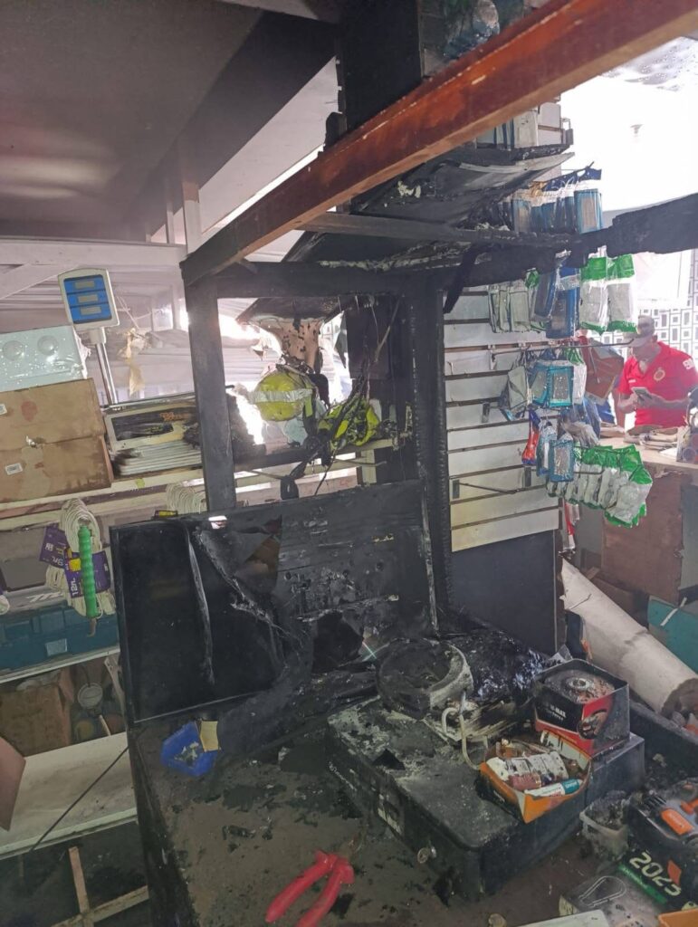 Se incendia ferretería “El Rompe Precio” en Sabana de la Mar 3 img 0586