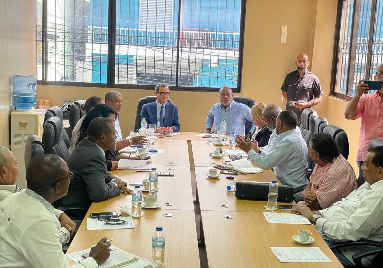 Ministro de Trabajo escucha demandas del sector sindical en visita a la CNTD 1 img 0634 1