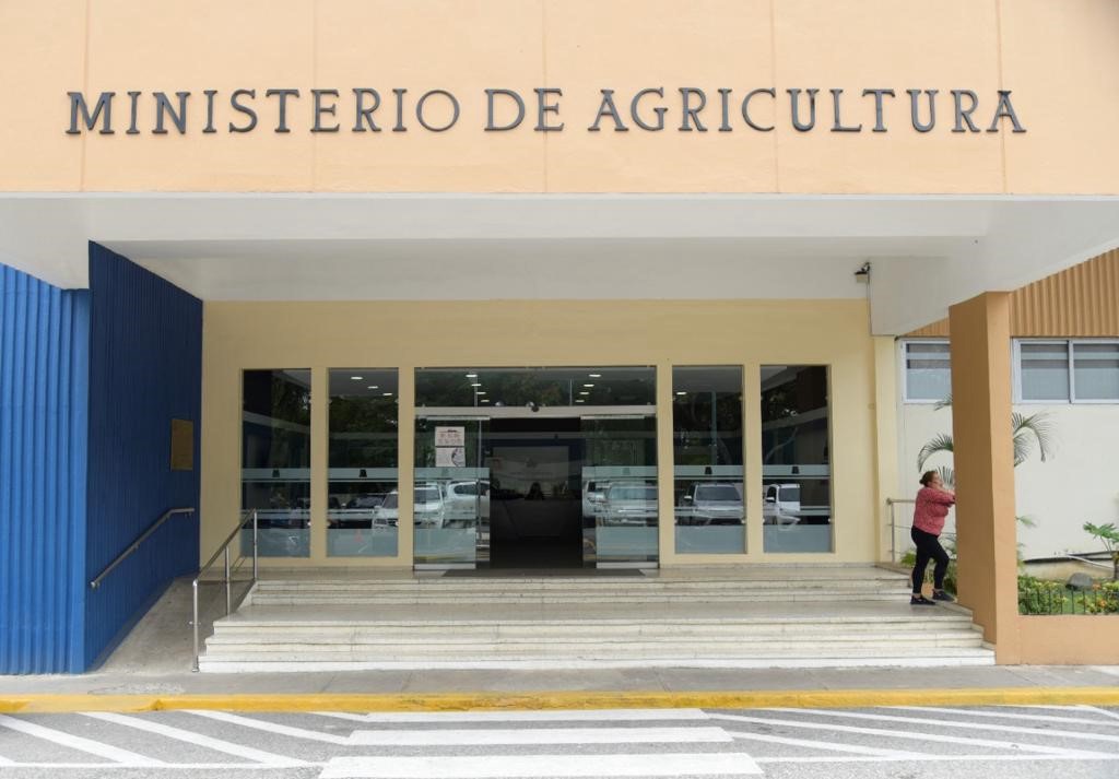 Agricultura anuncia veda a cultivos hospederos de mosca blanca en San Juan 1 img 0651