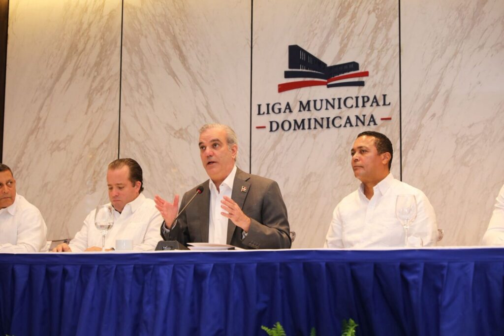 Presidente Abinader anuncia RD$4,000 millones para aceras y contenes en todo el país 1 img 0877