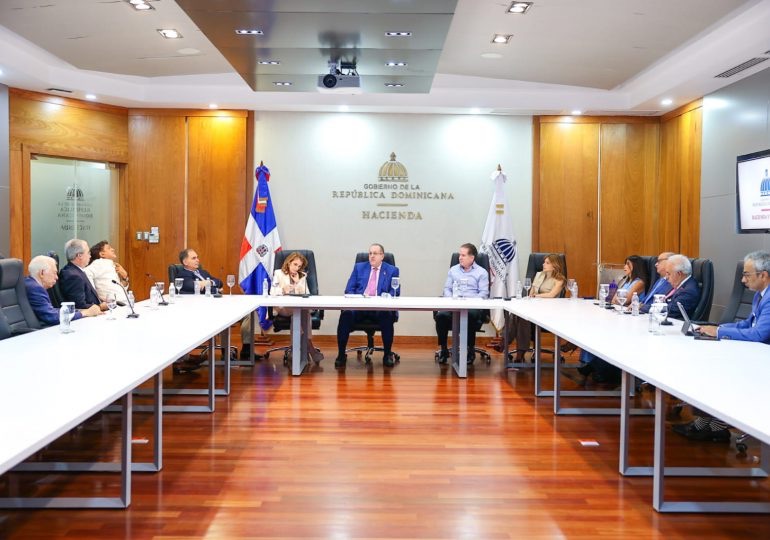 Ministro Magín Díaz se reúne con líderes empresariales para fortalecer la confianza y el crecimiento económico 1 img 0887