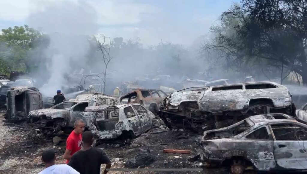 Voraz incendio consume más de 60 vehículos en taller de Aguayo, SFM 1 img 1058