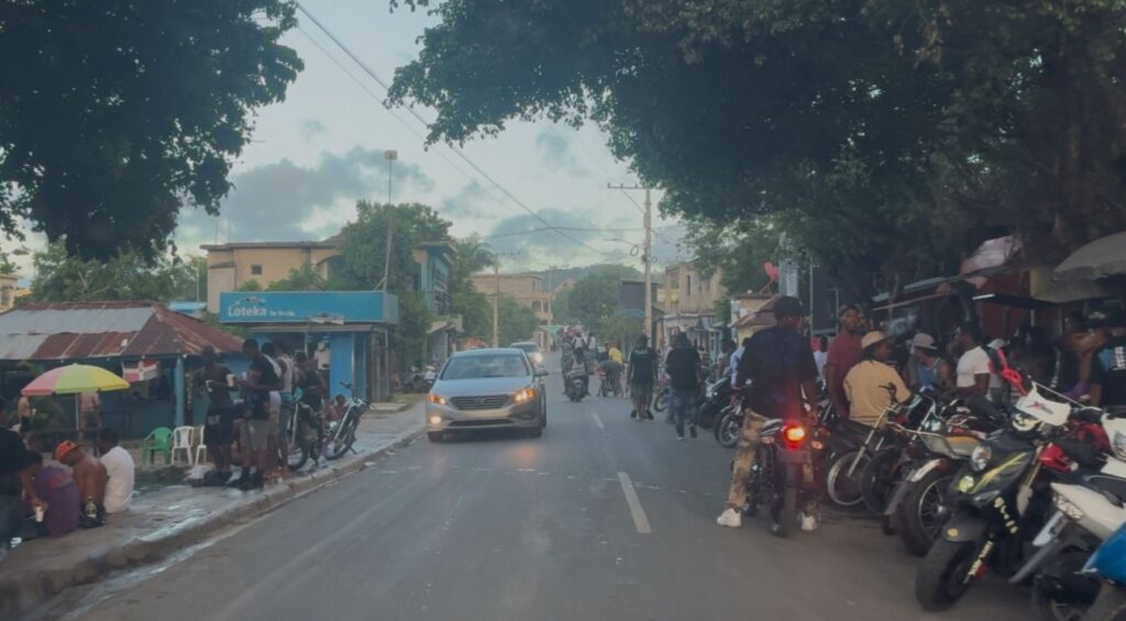 Desorden vial frente al balneario El Arroyito pone en riesgo la seguridad ciudadana en El Limón, Samaná 1 img 1127