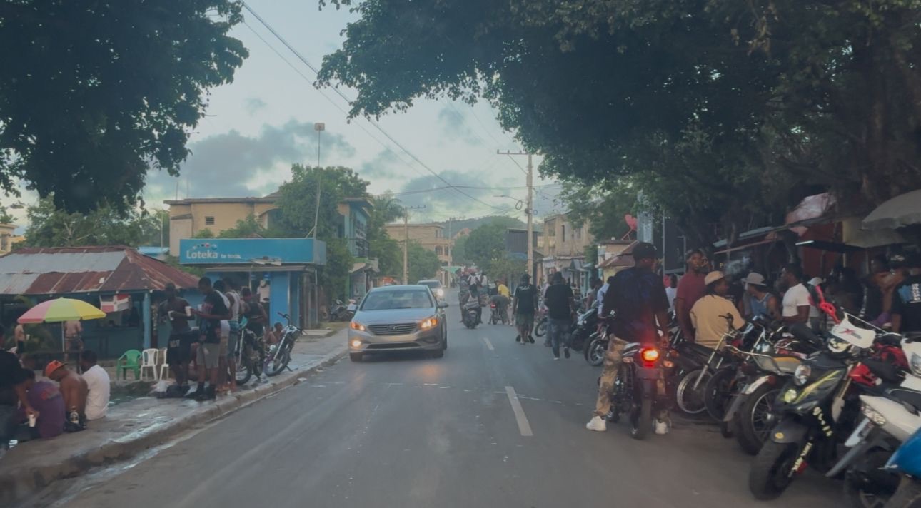 Desorden vial frente al balneario El Arroyito pone en riesgo la seguridad ciudadana en El Limón, Samaná