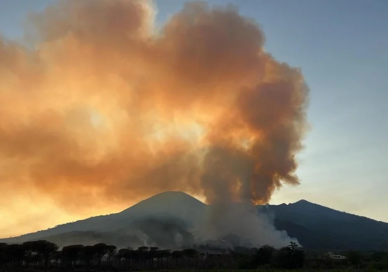 Italia sigue luchando contra el incendio en el Vesubio 1 img 1136