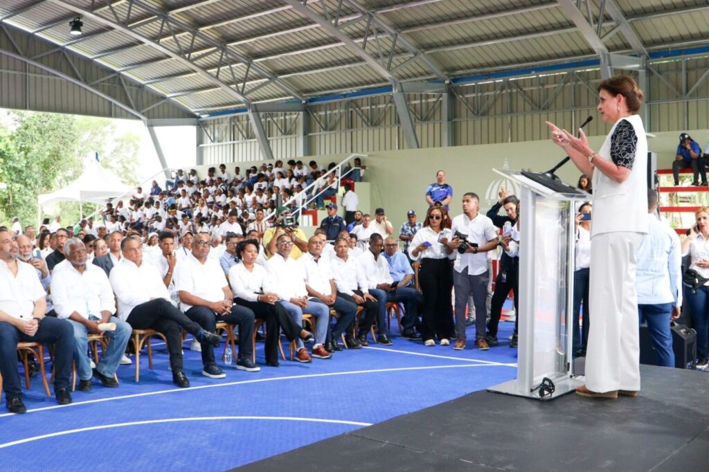INEFI entrega nuevo polideportivo en Bayaguana 1 img 1144