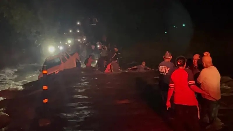 Hombre desaparecido tras el rio Casuí arrastrar camioneta con varias personas 3 img 1205