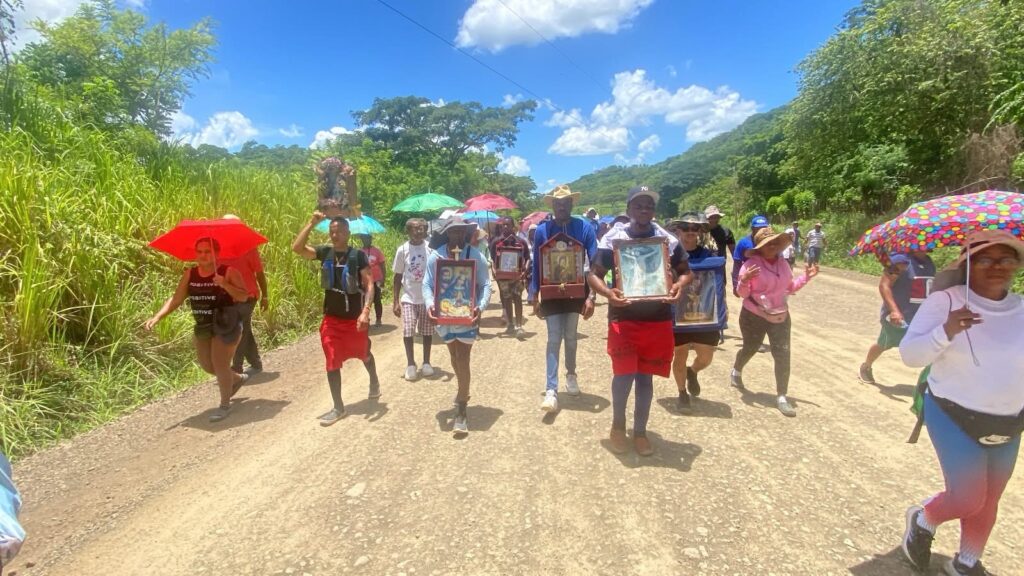 Gobernadora de Hato Mayor recibe peregrinación que partió desde Bayaguana hacia la Basílica de Higüey 4 img 1223