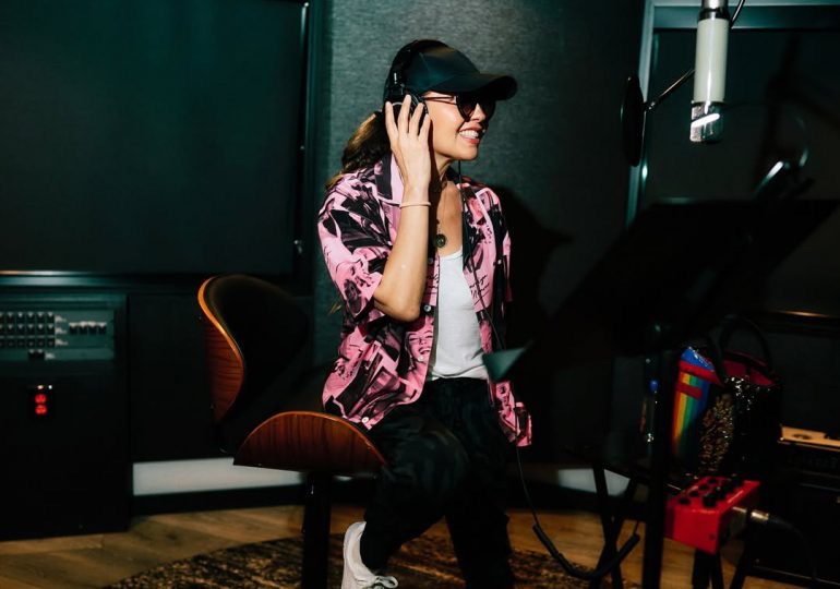 Thalía anuncia nueva etapa creativa desde el estudio