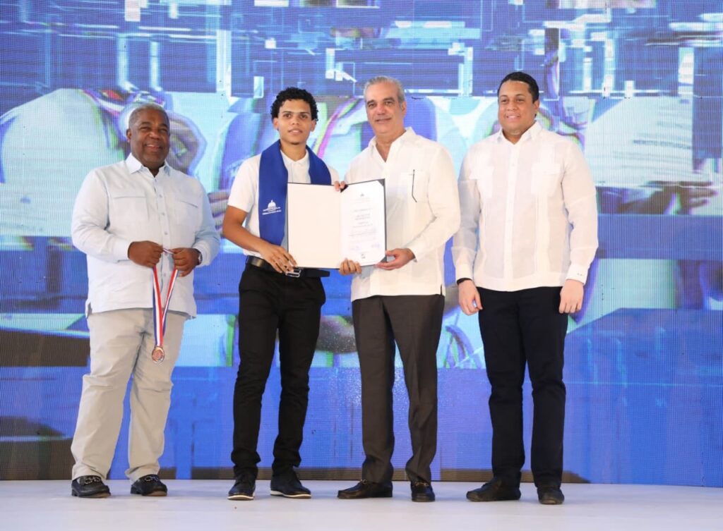 Presidente Abinader encabeza graduación de 2,848 jóvenes del programa Oportunidad 14-24 1 img 1565