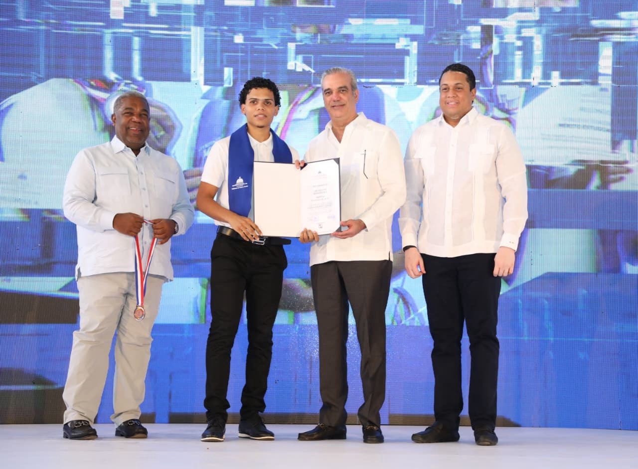 Presidente Abinader encabeza graduación de 2,848 jóvenes del programa Oportunidad 14-24