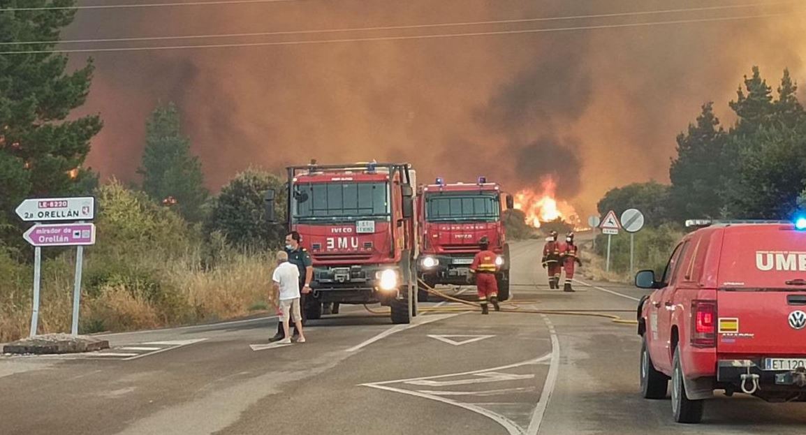 Un muerto y un herido al volcar una autobomba en los incendios de León (España)