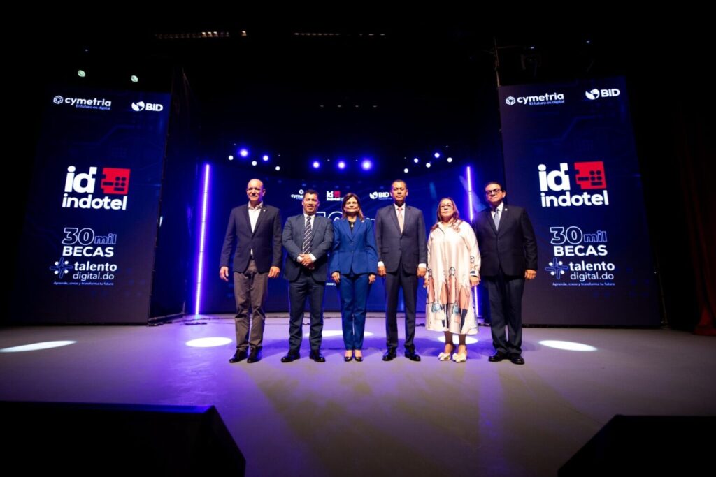 Indotel otorgará 30 mil becas en tecnología; vicepresidenta Raquel Peña encabezó lanzamiento en Santiago 1 img 1920