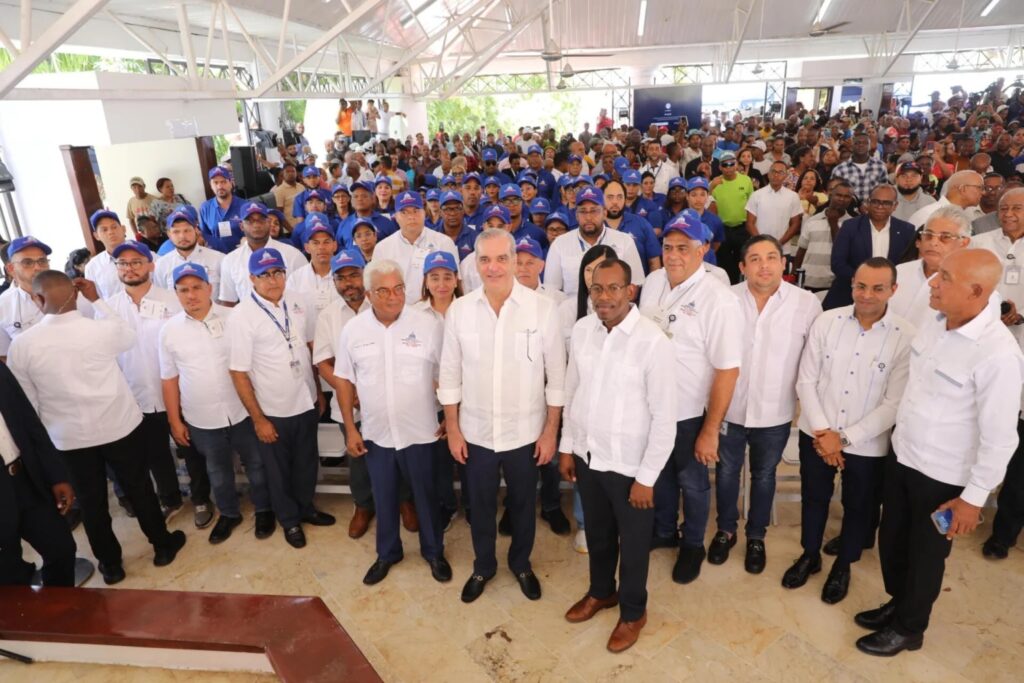 Abinader relanza plan para entregar 110 mil títulos de propiedad de la CEA 1 img 2153