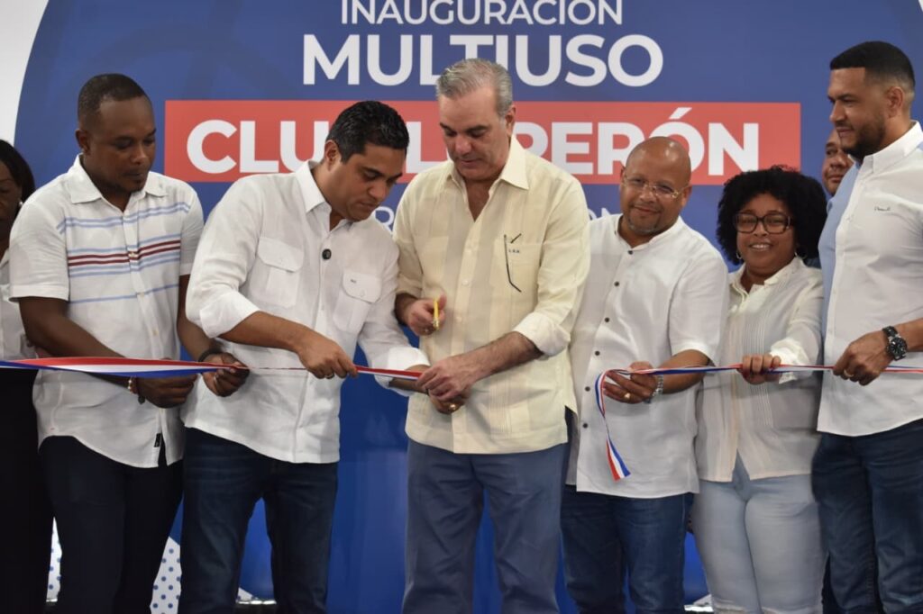 Presidente Abinader y ministro Kelvin Cruz entregan Multiuso Club Luperón 1 img 2251