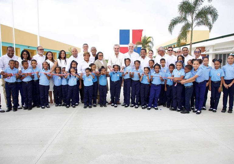 Presidente Abinader inaugura tres nuevos centros educativos 2 img 2259