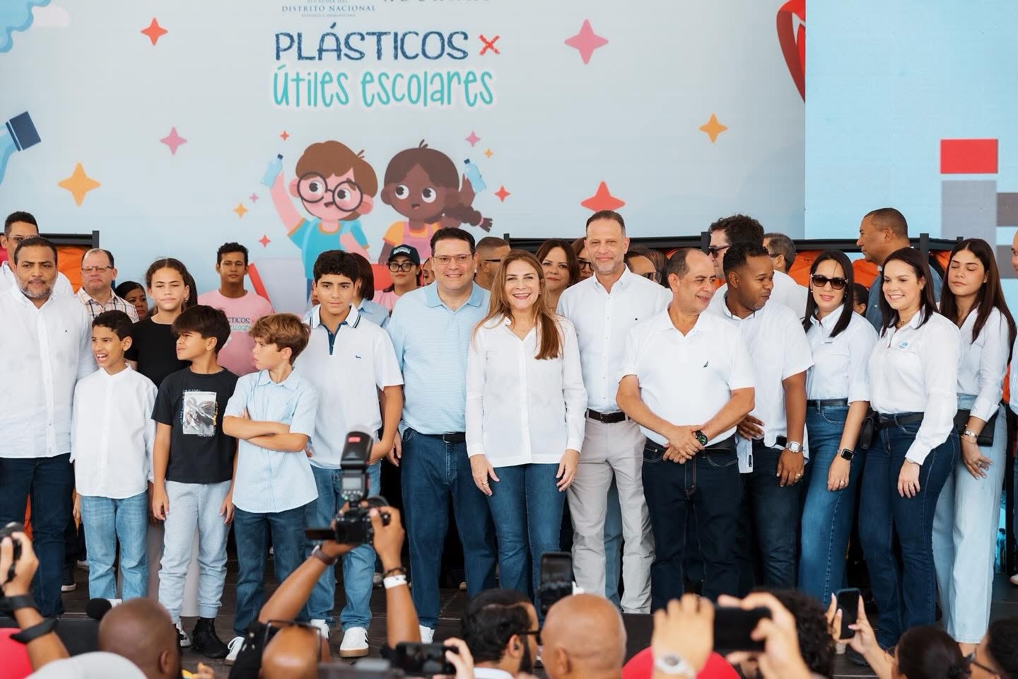 Familias felices del DN son impactadas por la 2da edición de “Plásticos por Escolares”